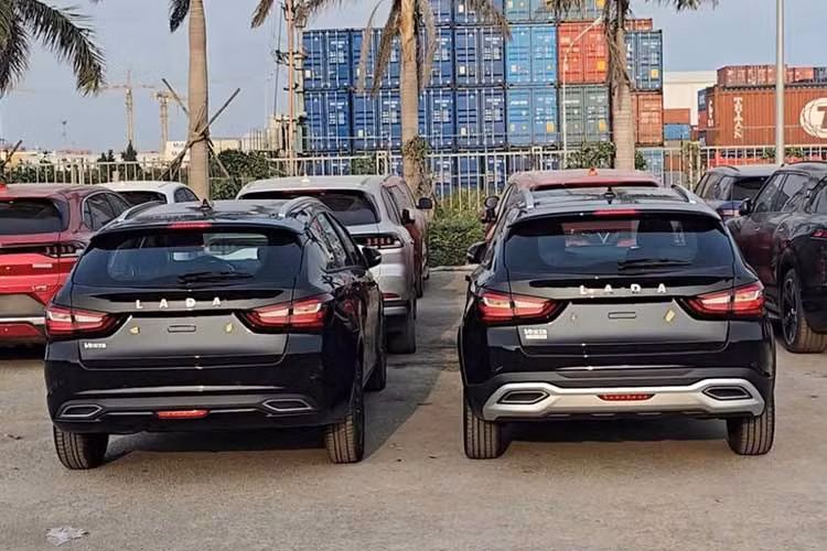 Niva Legend sở hữu kiểu dáng vuông vức mang đậm phong cách cổ điển và được chào bán với giá 440 triệu đồng. Trong khi đó, Niva Travel có thiết kế hiện đại hơn, giá bán ở mức 430 triệu đồng. Lô xe thanh lý lần này được đưa ra thị trường trong bối cảnh Lada chưa có thêm động thái đáng chú ý nào kể từ khi đưa xe về Việt Nam vào năm 2025.