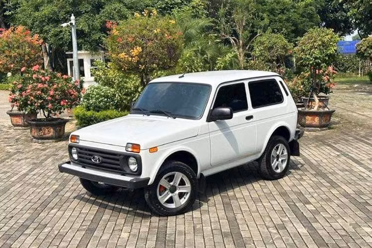 Sau hơn một năm kể từ khi những chiếc xe Lada đầu tiên cập cảng Việt Nam, thương hiệu ôtô đến từ Nga đang gây chú ý khi bất ngờ đưa loạt xe mẫu từng phục vụ công tác kiểm định ra thanh lý. Động thái này diễn ra trong bối cảnh hãng vẫn chưa công bố kế hoạch kinh doanh chính thức, làm dấy lên nhiều đồn đoán về tương lai của Lada tại thị trường Việt Nam.