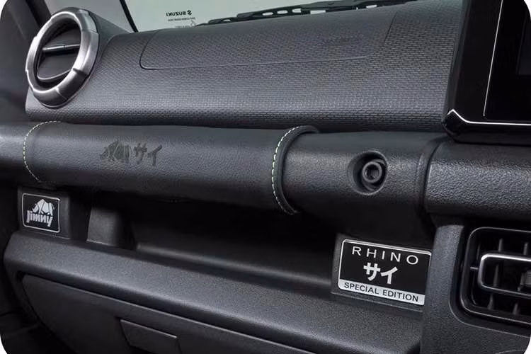 Các chi tiết trang trí màu bạc satin và những mảng da màu đen được khâu chỉ vàng Kinetic Yellow, đồng thời dập nổi logo Rhino. Các phiên bản số sàn được trang bị cần số mang phong cách cổ điển. Tất cả xe đều được bổ sung thảm khoang hành lý bền hơn, hệ thống đèn chiếu sáng khu vực để chân với 8 màu sắc và dàn loa Pioneer nâng cấp ở phía trước.
