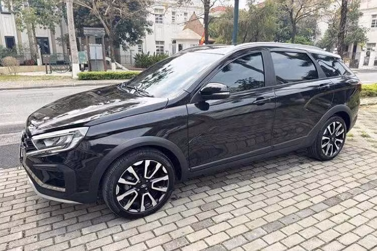 Đắt nhất trong danh sách thanh lý là Lada Vesta SW Cross với mức giá 635 triệu đồng. Đây là mẫu wagon gầm cao khá hiếm gặp tại thị trường Việt Nam. Xe được trang bị động cơ 1.8L công suất 122 mã lực và là mẫu duy nhất trong danh sách sử dụng hộp số vô cấp CVT. Trước đó, mức giá tính lệ phí trước bạ của Vesta SW Cross từng được công bố ở mức 549 triệu đồng.