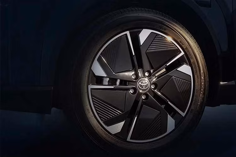 hiều dài và chiều rộng tương đương Toyota RAV4 nhưng chiều cao thấp hơn một chút. Điểm nổi bật nằm ở chiều dài cơ sở khi lớn hơn gần 76 mm so với RAV4, giúp mang lại không gian nội thất rộng rãi hơn. Xe có khối lượng 1.835 kg, tương đương nhiều mẫu SUV thuần điện cùng phân khúc.
