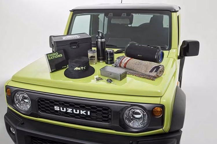 Suzuki Jimny XL Rhino Special Edition được trang bị các dải đề-can màu đen bóng và nhôm satin chạy dọc hai bên sườn, kết hợp với đồ họa hình tê giác cho phù hợp với tên xe. Ngoài ra, xe còn sử dụng bộ mâm hợp kim cắt kim cương 15 inch mới, bổ sung chắn bùn, lưới tản nhiệt hình lục giác màu đen với dòng chữ Suzuki, cùng các tấm ốp gầm và ốp sườn mang phong cách nhôm.