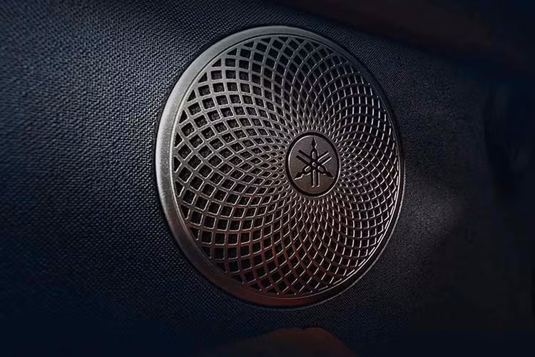 Tại thị trường Trung Quốc, Toyota bZ3X thông thường còn có cấu hình 610 Max với hiệu năng cao hơn. Phiên bản này được trang bị bộ pin 68 kWh và mô-tơ điện mạnh 221 mã lực, cho phạm vi hoạt động lên tới 610 km. Xe có kích thước dài x rộng x cao lần lượt 4.600 x 1.875 x 1.645 mm và chiều dài cơ sở 2.765 mm.