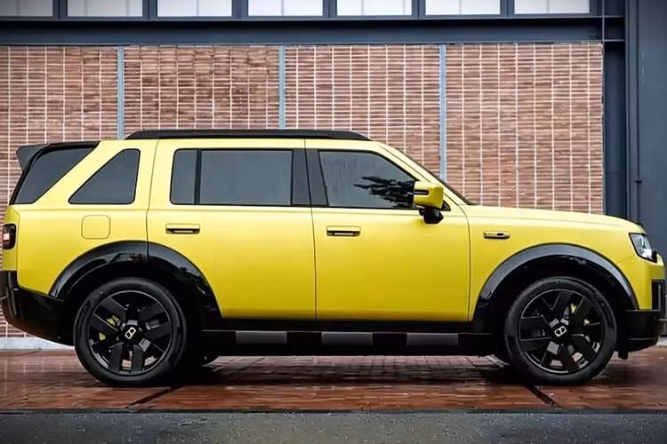 Freelander 8 First Edition tiếp tục được áp dụng ngôn ngữ thiết kế từ mẫu xe ý tưởng Concept 97. Phần đầu xe kết hợp các yếu tố thiết kế của những mẫu ô tô truyền thống với phong cách xe năng lượng mới, tạo nên diện mạo cứng cáp, bề thế cùng các đường nét đơn giản nhưng mạnh mẽ.