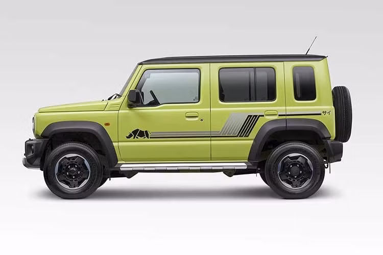 Mẫu SUV địa hình cỡ nhỏ Suzuki Jimny XL được bổ sung gói trang bị ngoại thất độc quyền cùng một số nâng cấp trong khoang nội thất. Tuy nhiên, điểm nhấn thực sự nằm ở “Rhino Go Pack” và hàng loạt phụ kiện mang thương hiệu Rhino đi kèm.