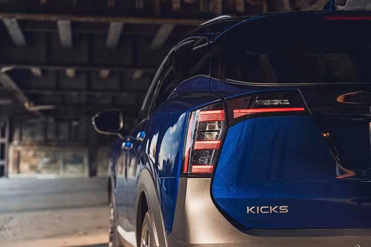 Hãng xe Nhật Bản tự hào tuyên bố All New Kicks là mẫu xe đầu tiên tại thị trường này được trang bị hệ thống hybrid bổ trợ e-POWER thế hệ thứ 3. Hệ thống này hoạt động theo cơ chế 5-in-1 System, tích hợp chặt chẽ giữa Mô-tơ điện, Máy phát điện, Hộp số giảm tốc, Bộ biến tần (Inverter) và Động cơ xăng.