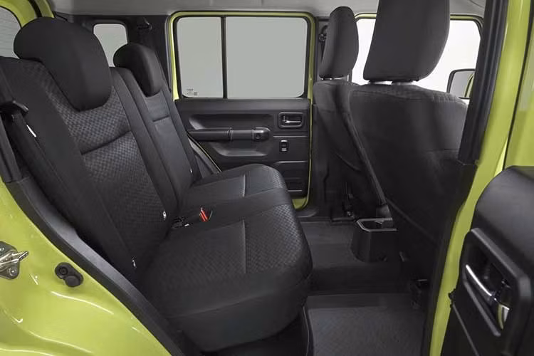 Những trang bị được giữ lại từ Jimny XL tiêu chuẩn bao gồm màn hình thông tin giải trí 9 inch, ghế bọc nỉ và vô lăng bọc da. Phiên bản Jimny XL Rhino Special Edition đặc biệt này không có bất kỳ nâng cấp nào về hiệu suất hay khung gầm so với Jimny XL thông thường.