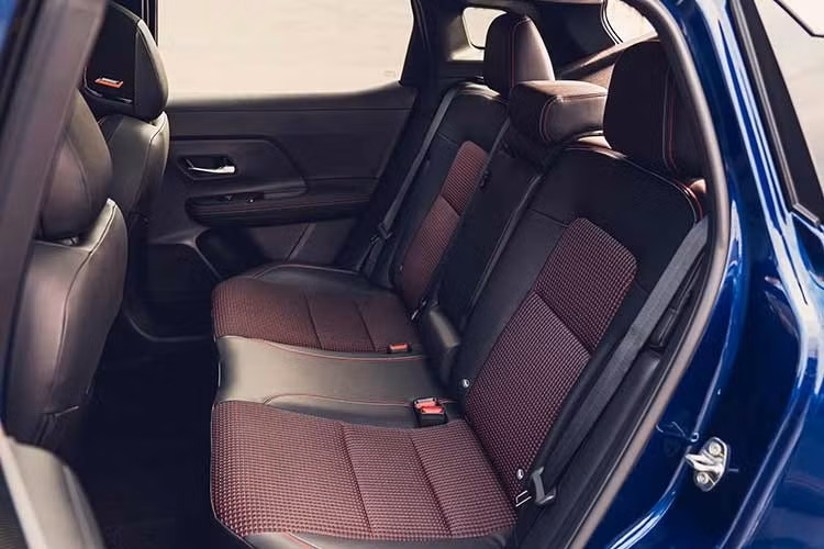 Tại Nhật Bản, khách hàng mua Nissan Kick 2026 sẽ có đến 8 tùy chọn màu sắc ngoại thất, bao gồm cả các bản phối hai tông màu thời thượng (màu chủ đạo kết hợp phần mái xe sơn đen Super Black) như Xanh Resonance Blue, Trắng Pure White Pearl, Đỏ Garnet Red và Xám Dark Metal.