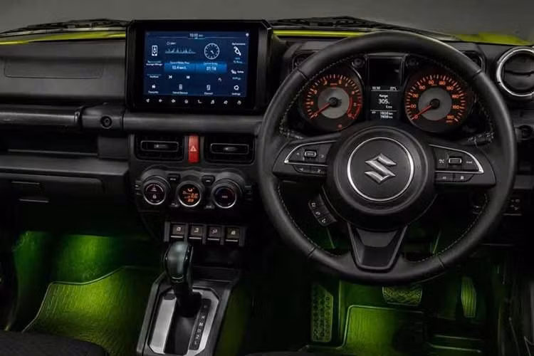 Suzuki Jimny XL Rhino Special Edition chỉ có 1 lựa chọn màu sơn ngoại thất là vàng Kinetic Yellow kết hợp nóc đen Pearl Black. Trước đây, màu sơn này chỉ dành riêng cho Jimny 3 cửa tại thị trường Úc, ngoại trừ bang Queensland. Bên trong khoang lái, chủ đề tê giác tiếp tục được duy trì với các huy hiệu trên mặt táp-lô.