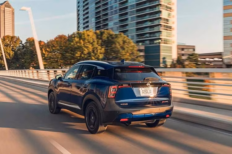 Tại thị trường quê nhà Nhật Bản, mẫu xe SUV Nissan Kicks 2026 mới sẽ được phân phối chính hãng với mức giá dao động từ 2.999.700 đến 4.248.200 Yên (tương đương khoảng 490 - 697 triệu đồng).
