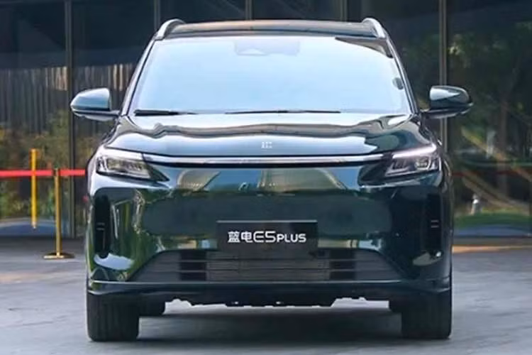 Nhìn từ bên ngoài, DFSK E5 Plus mang đậm dáng dấp của một mẫu SUV. Xe sở hữu thân hình đồ sộ và thanh giá nóc nhằm nhấn mạnh hình ảnh của một mẫu SUV dành cho những chuyến phiêu lưu. Điểm đáng chú ý là xe không sử dụng các chi tiết ốp cua lốp màu đen. Thay vào đó, E5 Plus mang vẻ ngoài thanh lịch hơn với các tấm ốp được sơn cùng màu thân xe, tạo nên tổng thể đẹp mắt.