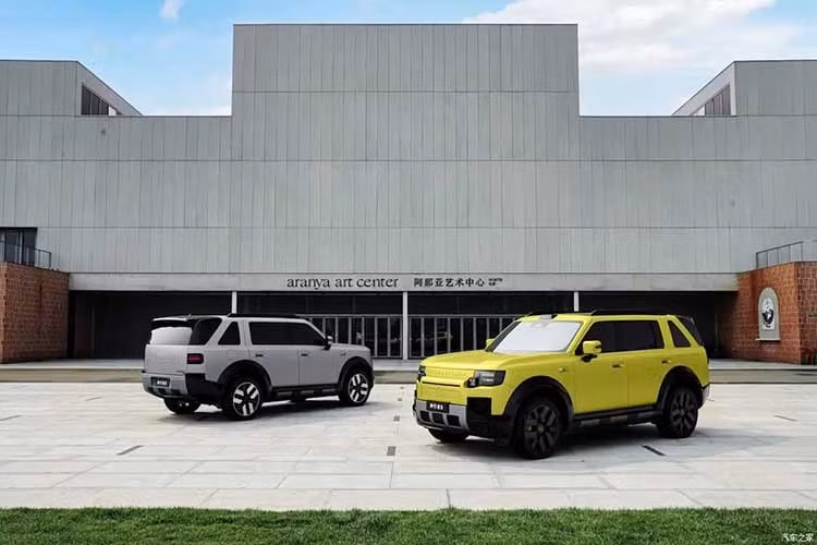 Freelander 8 First Edition đã chính thức ra mắt tại thị trường Trung Quốc, đánh dấu lần đầu tiên mẫu SUV địa hình hybrid cao cấp của liên doanh giữa Chery và Jaguar Land Rover xuất hiện trước công chúng. Màn ra mắt này tiếp nối những thông tin kỹ thuật đã được công bố trong sự kiện giới thiệu thương hiệu vào hồi tháng 3/2026.