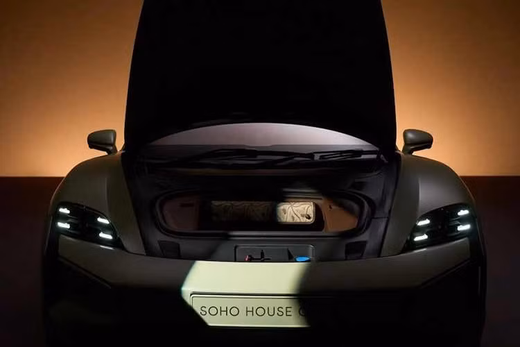 Bỏ qua những chi tiết đặc biệt, mẫu xe Porsche Taycan Turbo S Sport Turismo Soho House One đặc biệt này sở hữu bộ pin 105kWh cung cấp năng lượng cho hệ thống dẫn động bốn bánh toàn thời gian.