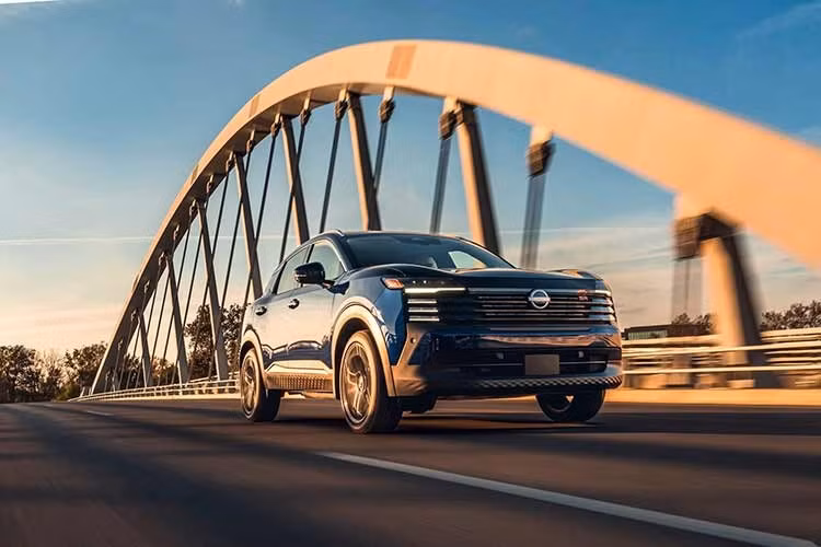 Nissan vừa cho ra mắt thế hệ hoàn toàn mới của dòng SUV đô thị Kicks tại thị trường Nhật Bản (mã thân xe P16). Điểm nhấn đáng chú ý nhất trên All New Kicks chính là việc sở hữu hệ truyền động e-POWER thế hệ thứ 3 cùng tùy chọn dẫn động 4 bánh e-4ORCE tiên tiến.