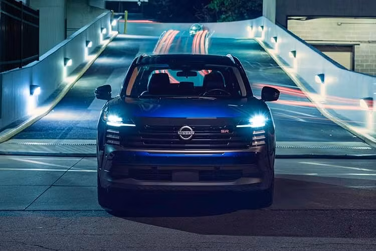 Theo công bố, Nissan Kicks 2026 mới có kích thước tổng thể dài 4.365 mm, rộng 1.800 mm, cao 1.615 mm, cùng chiều dài cơ sở 2.655 mm. Khoảng sáng gầm xe đạt 170 mm, trong khi dung tích bình nhiên liệu ở mức 45 lít.