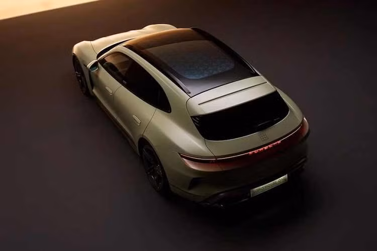 Cũng được lấy cảm hứng tương tự, chiếc xe điện Taycan Turbo S Sport Turismo Soho House One được chế tạo bởi bộ phận cá nhân hoá Porsche Sonderwunsch và sở hữu lớp sơn đòi hỏi “vài trăm giờ làm việc”. Màu Greek Street Green lấy cảm hứng từ ngoại thất của câu lạc bộ Soho House đầu tiên ở London, được khoác lên thân xe thông qua quy trình pha màu theo mẫu có sẵn Paint to Sample Plus.
