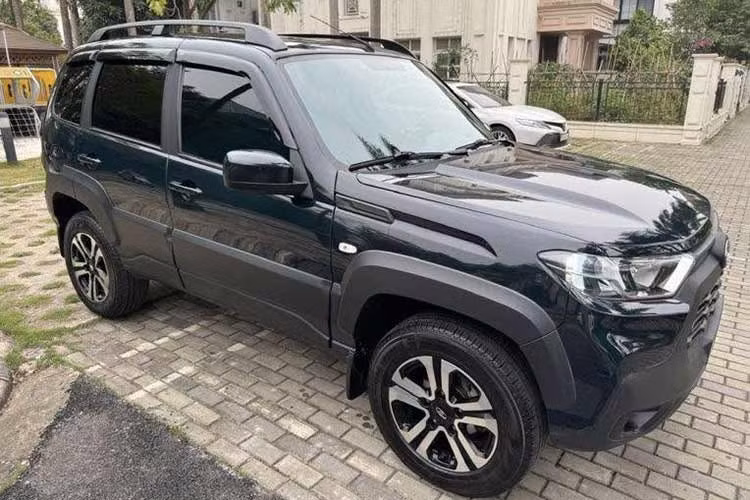 Bên cạnh các dòng sedan và wagon, Lada còn thanh lý hai mẫu SUV gồm Niva Legend và Niva Travel. Cả hai đều được trang bị động cơ xăng, dung tích 1.7L, đi kèm hệ dẫn động bốn bánh 4x4, khóa vi sai trung tâm và hộp số phụ có chế độ số chậm. Đây là những trang bị thường xuất hiện trên các mẫu xe địa hình chuyên dụng.