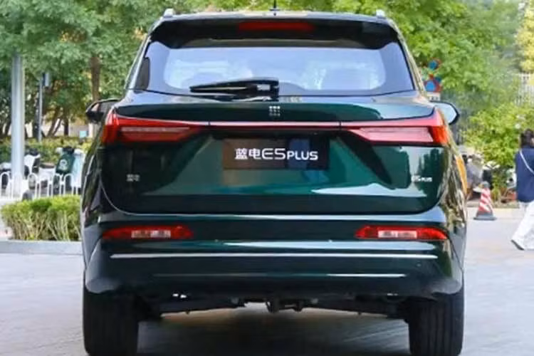 Phần đầu xe vẫn mang những đặc trưng thiết kế của DFSK, với lưới tản nhiệt đóng kín khiến DFSK E5 Plus trông giống một mẫu ôtô thuần điện (BEV). Di chuyển ra phía sau, thiết kế của xe vẫn mang đến cảm giác khá quen thuộc, không phải vì giống các mẫu DFSK khác, mà gợi nhớ đến dòng SUV của Audi. Xe có cụm đèn LED kéo dài toàn chiều rộng với các chi tiết dọc ở hai đầu khá ấn tượng.