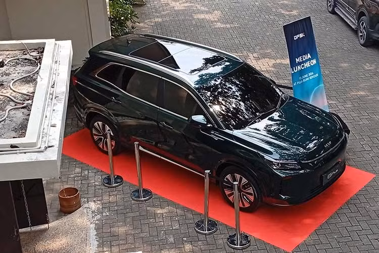 PT Sokonindo Automobile mới đây đã trưng bày mẫu xe điện mở rộng phạm vi (REEV) đầu tiên của hãng ở thị trường Indonesia. Đây cũng chính là phiên bản REEV của mẫu xe DFSK E5 Hybrid sắp ra mắt Việt Nam vào tháng 7/2026.