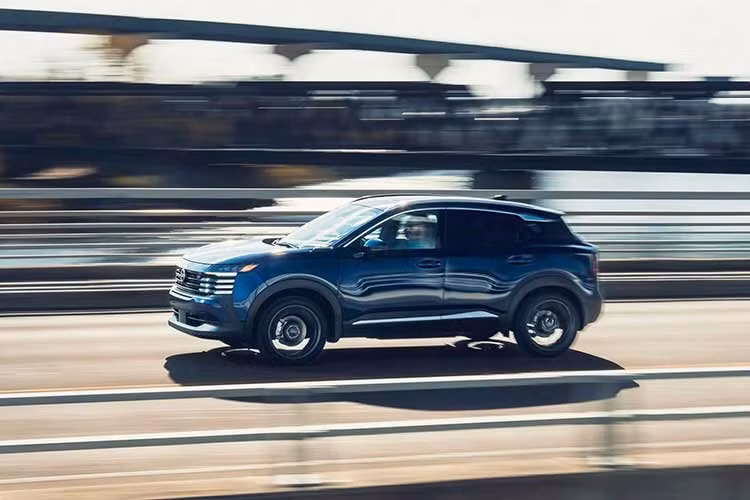 So với thế hệ tiền nhiệm, giá bán của phiên bản cao cấp nhất của Nissan Kicks đã tăng khoảng 600.000 - 700.000 Yên (khoảng 100 triệu đồng), do sở hữu hàng loạt nâng cấp đáng giá từ kích thước đến công nghệ.