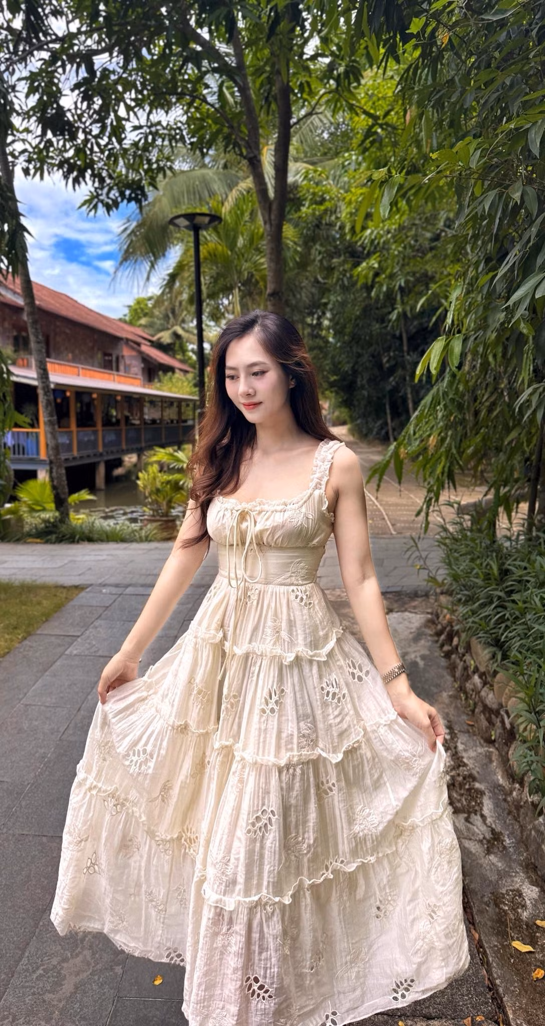 Được biết đến với biệt danh "hot girl Yến Xôi" từ những ngày đầu nổi tiếng, Đinh Hải Yến luôn thu hút sự chú ý nhờ vẻ ngoài xinh đẹp, cuốn hút.