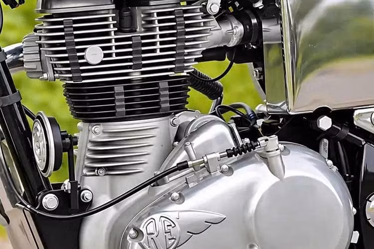 Royal Enfield Classic 350 màu trắng tiếp tục sử dụng động cơ xi-lanh đơn 349cc. Khối động cơ được làm mát bằng không khí và dầu, sản sinh công suất 20,2 mã lực tại 6.100 vòng/phút và mô-men xoắn 27Nm tại 4.000 vòng/phút. Động cơ này được kết hợp với hộp số 5 cấp, kèm ly hợp chống trượt.