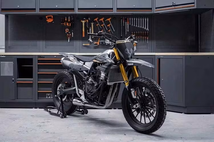 Ý tưởng bắt đầu khi Winston Yeh, người đứng đầu Rough Crafts, thực hiện bản dựng đồ họa kết hợp giữa YZ450F và Tenere 700. Dự án nhanh chóng nhận được sự hỗ trợ từ Yamaha Đài Loan thông qua việc cung cấp chiếc xe nguyên mẫu, kết hợp cùng quá trình chế tạo thực tế do Faber Studio đảm nhiệm.