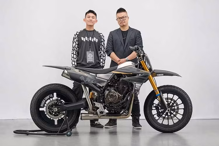 Lấy cảm hứng từ mẫu xe đua flat-track YZ450F của đội đua Yamaha Estenson Racing, dự án của xưởng độ Rough Crafts tại Đài Loan đã biến một chiếc cào cào Adventure thành cỗ máy đua Flat Tracker thuần túy