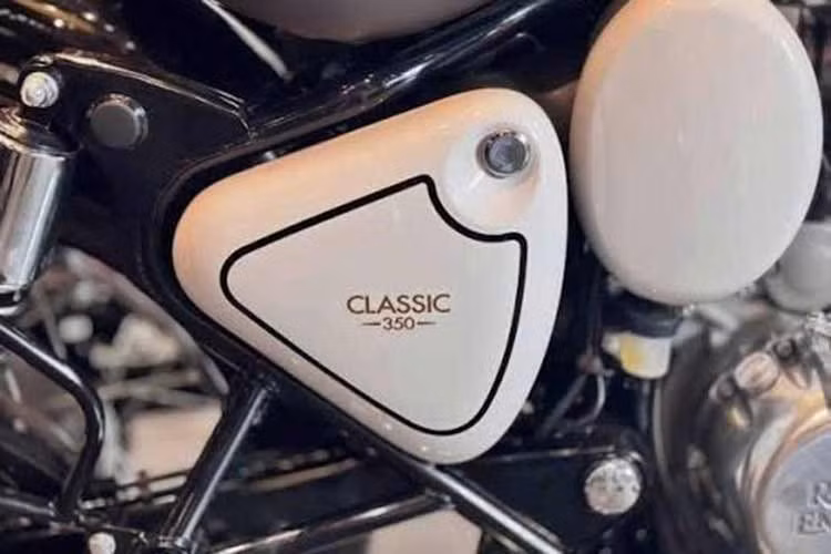 Hệ thống phanh của mẫu xe môtô hoài cổ nhà Royal Enfield này gồm phanh đĩa trước đường kính 300 mm, kết hợp cùm phanh nổi 2 piston, và phanh đĩa sau đường kính 270 mm với cùm phanh nổi 1 piston.