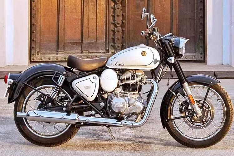 Màu trắng trước đây đã có trên dòng Classic thế hệ cũ. Trong khi đó, phiên bản mới là lần đầu tiên màu trắng xuất hiện trên thế hệ Classic 350 dựa trên nền tảng J-Series mới của hãng. Royal Enfield Classic 350 Signature White kết hợp bình xăng và các tấm ốp hông màu trắng với các chi tiết màu đen tương phản.