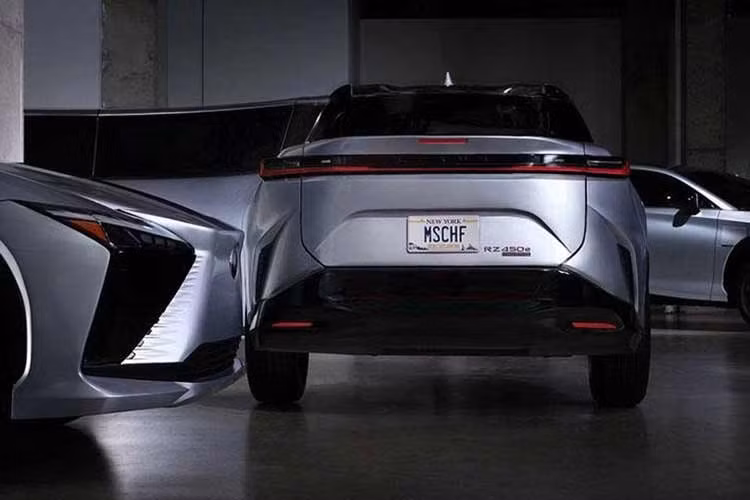 Mẫu Lexus RZ hoàn toàn mới trong dự án được đặt tên “Circle Car”. Toàn bộ thân xe được uốn cong cho đến khi phần đầu và đuôi gần như chạm vào nhau, tạo thành một vòng lặp khép kín.