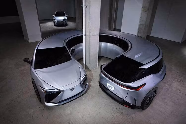 Dự án xe sang Lexus đặc biệt này được thực hiện bởi MSCHF, tập thể nghệ thuật có trụ sở tại Brooklyn, Mỹ, nổi tiếng với những tác phẩm cố tình biến dạng các vật thể quen thuộc để truyền tải những ý tưởng khác nhau.