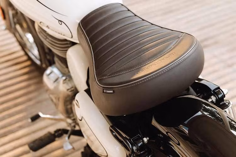 Hệ thống treo của Royal Enfield Classic 350 Signature White gồm phuộc trước dạng ống lồng đường kính 41 mm, có hành trình 130 mm, trong khi phía sau sử dụng giảm xóc lò xo đôi với hành trình 90 mm và có thể điều chỉnh 6 cấp độ.