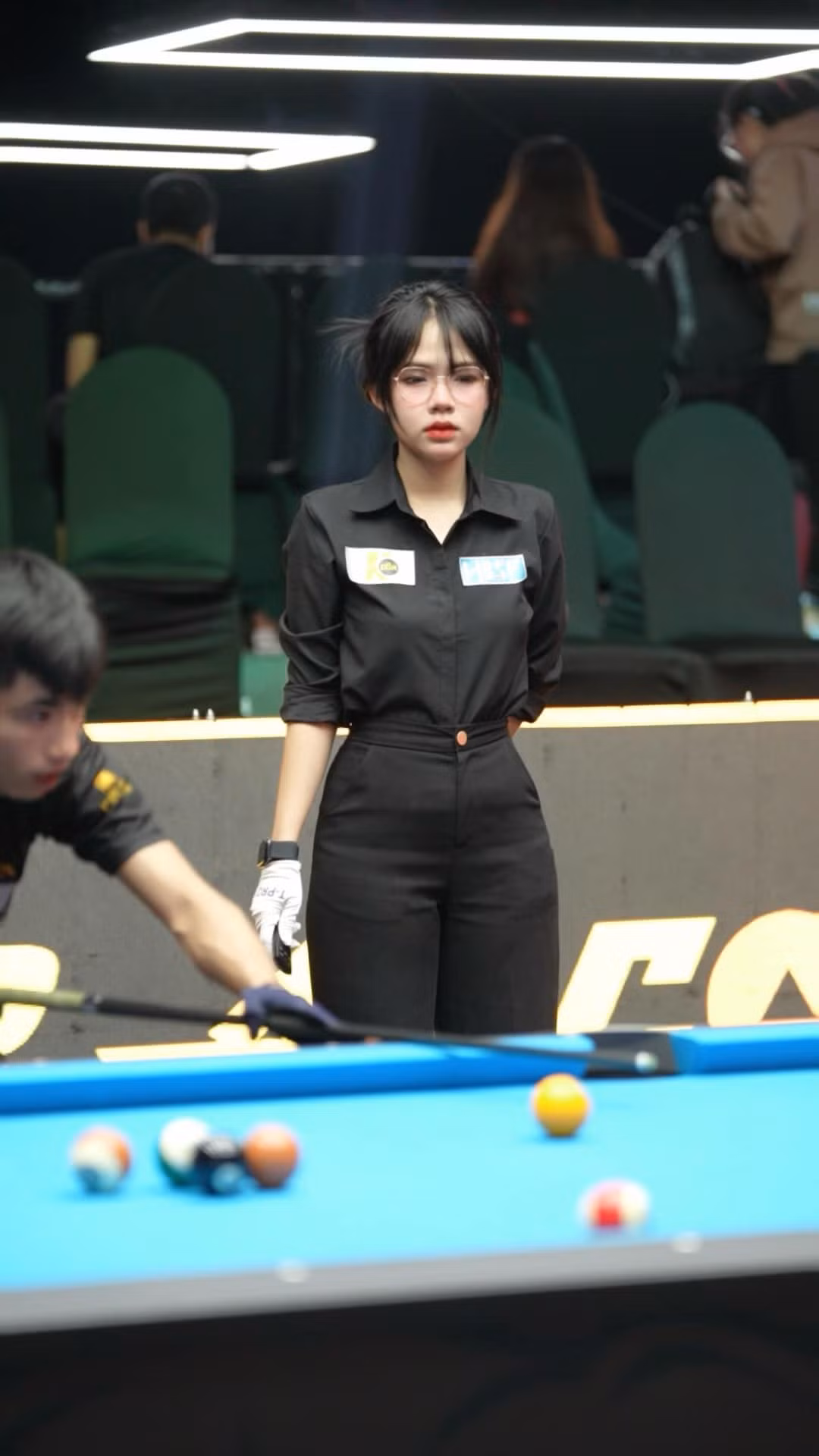 Hot girl này xuất hiện trong trang phục chỉnh chu, tác phong nghiêm túc, thực hiện chuẩn từng thao tác của một trọng tài chuẩn mực đã tạo được ấn tượng mạnh mẽ.