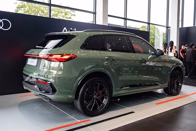 Đèn hậu của xe có thể hiển thị các đồ họa tùy chỉnh để cảnh báo tai nạn hoặc xe bị trục trặc. Trong khi đó, cánh gió mui được tích hợp đèn phanh với các thấu kính nhằm tăng độ an toàn. Khi mua Audi Q5 thế hệ mới, khách hàng có thể lựa chọn 3 gói ngoại thất là Basic, Advanced và S line.