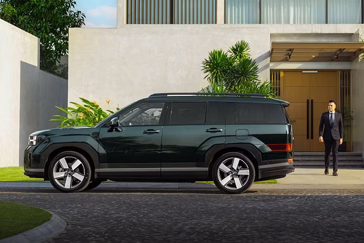 Về ngoại hình, SantaFe Hybrid mới gây ấn tượng mạnh mẽ với ngôn ngữ thiết kế "Boxy" đậm chất SUV cổ điển, thể hiện sự mạnh mẽ và sang trọng. Sử dụng khung gầm N-Platform hiện đại, xe có kích thước Dài x Rộng x Cao lần lượt là 4.830 x 1.900 x 1.770 mm.