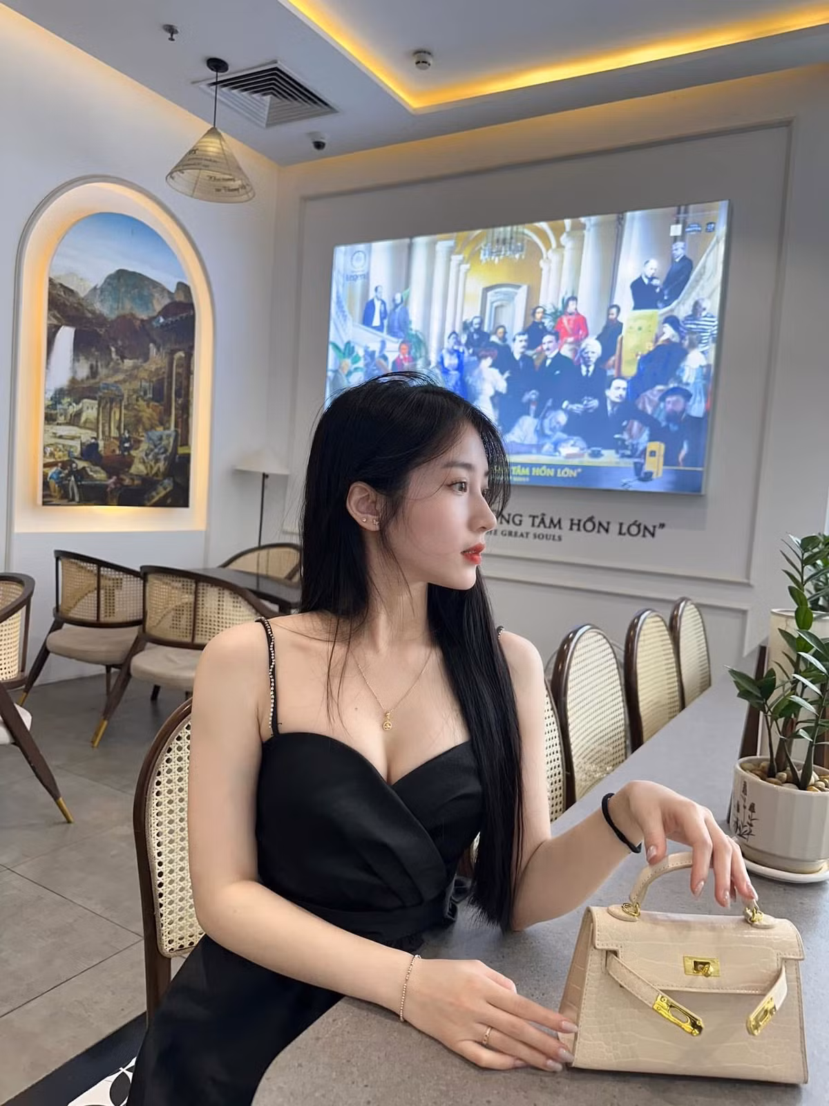 Dù bận rộn với công việc bán hàng, cô gái trẻ vẫn duy trì niềm vui sáng tạo nội dung, chia sẻ năng lượng tích cực đến mọi người xung quanh.