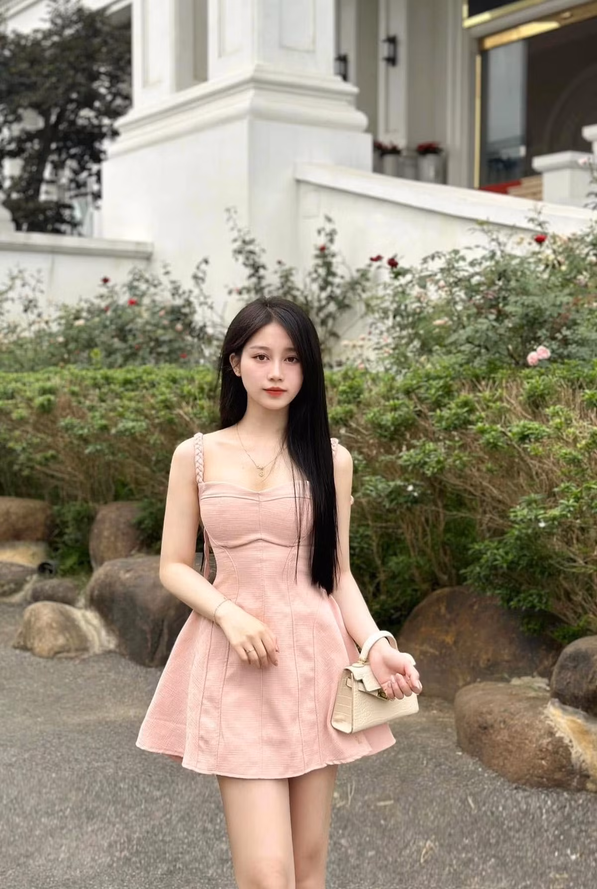 Sau khi viral nhờ những video giản dị, hot girl nhanh chóng bắt nhịp với MXH, đăng tải đều đặn các nội dung xoay quanh công việc, cuộc sống và cả những câu chuyện thường nhật. Mỗi clip của Nhung đều thu hút hàng trăm nghìn lượt xem cùng vô số bình luận khen ngợi. Ảnh sử dụng trong bài: FBNV