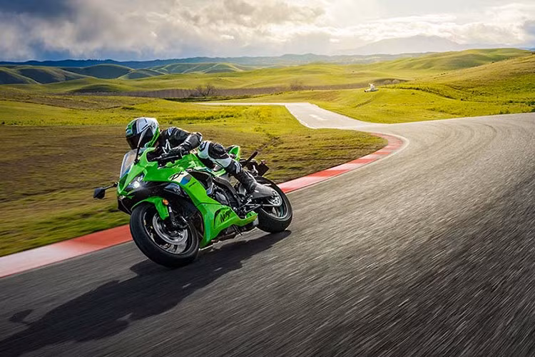 Ngoài ra, ZX-6R 2026 còn được trang bị màn hình màu TFT 4,3 inch, có kết nối điện thoại thông minh, hiển thị đa dạng thông tin như: số đang gài, tốc độ, vòng tua, quãng đường, mức nhiên liệu, đồng hồ thời gian... Xe hỗ trợ 4 chế độ lái gồm: Sport, Road, Rain và chế độ tùy chỉnh theo người dùng (Manual).