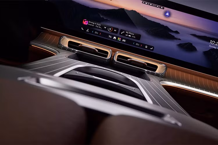 Trước đó, Mercedes đã nhá hàng điểm nhấn lớn nhất của GLC EV: lưới tản nhiệt phát sáng phong cách retro-futuristic. Bên cạnh ngoại thất, nội thất của xe cũng đã được tiết lộ với trang bị nổi bật là màn hình MBUX Hyperscreen thế hệ mới kéo dài toàn bộ chiều ngang khoang lái.