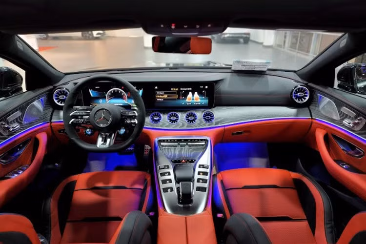 Tiến vào bên trong khoang lái dễ thấy Mercedes-AMG GT 53 4Matic bản nâng cấp giữa vòng đời có nhiều chi tiết đáng chú ý như vô lăng 3 chấu AMG Performance mới, bọc da Nappa/vi sợi DINAMICA với các nút điều khiển cảm ứng...