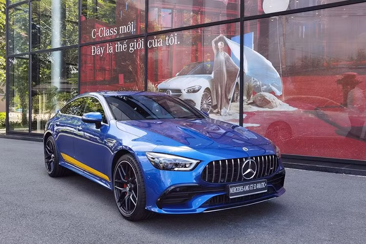 Mercedes-AMG GT 53 4Matic+ đang gây chú ý khi giá bán thực tế tại đại lý chỉ còn từ 3,9 tỷ đồng, thậm chí thấp nhất là 3,888 tỷ đồng. Đây là mức thấp kỷ lục kể từ khi mẫu coupe 4 cửa hiệu suất cao này được giới thiệu tại Việt Nam năm 2020.