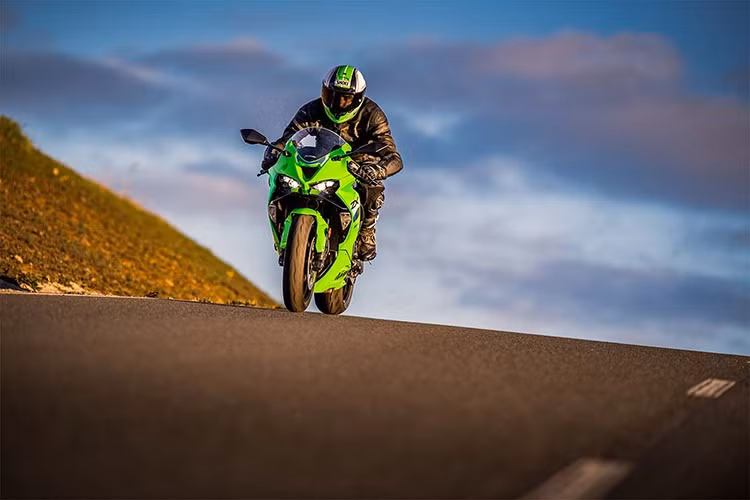 Hiện đơn vị phân phối chính hãng tại Việt Nam đã nhận cọc mẫu xe Kawasaki Ninja ZX-6R 2026. Tuy nhiên, đại lý cho biết sẽ tặng gói quà trị giá hơn 13 triệu đồng cho những khách hàng đặt cọc sớm trước thời điểm ra mắt và dự kiến bàn giao xe vào tháng 10.