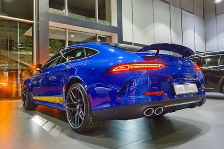 Mercedes-AMG GT 53 4Matic 2022 sở hữu động cơ 6 xi-lanh thẳng hàng, dung tích 3.0 lít, sản sinh công suất tối đa 435 mã lực và mô-men xoắn cực đại 520 Nm. Xe được trang bị hộp số tự động 9 cấp và hệ dẫn động 4 bánh toàn thời gian cùng công nghệ EQ Boost có thể cung cấp thêm 22 mã lực và 250 Nm ngay lập tức mà không có độ trễ.