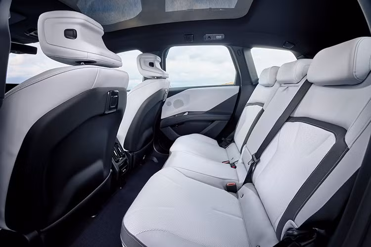 Ngoài ra, xe được trang bị hệ thống âm thanh Harman Kardon 13 loa, cửa sổ trời toàn cảnh, điều hòa tự động 3 vùng và công nghệ giả lập âm thanh BMW HypersonX mang lại trải nghiệm lái đặc trưng cho xe điện.