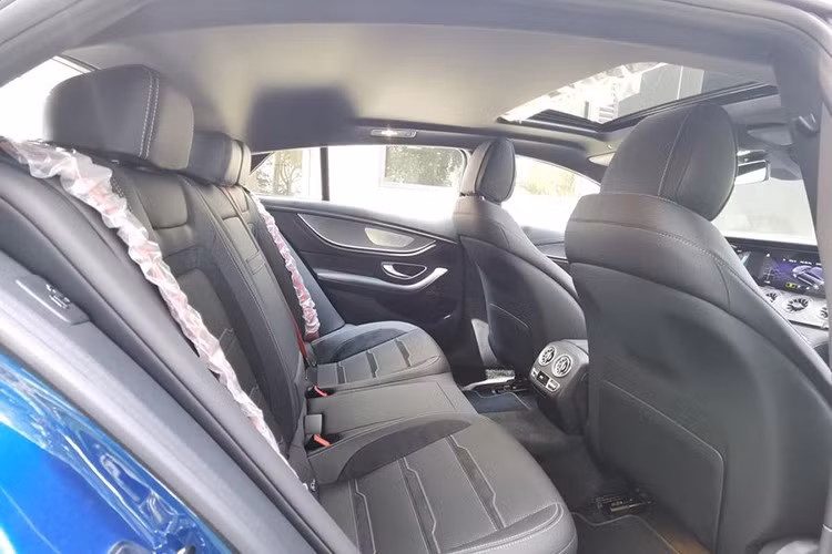 Về Mercedes-AMG GT 53 4Matic 2022 tại Việt Nam, xe sẽ có các màu sơn như trắng Polar, đen Obsidian, xám Graphite, bạc High-tech và cuối cùng là màu xanh Spectra cá tính. Chiếc xe Mercedes-AMG GT 53 4Matic bản nâng cấp giữa vòng đời trong bài viết này có màu Spectra Blue cùng sọc màu vàng chạy bên hông cửa xe và nhiều chi tiết sơn đen.
