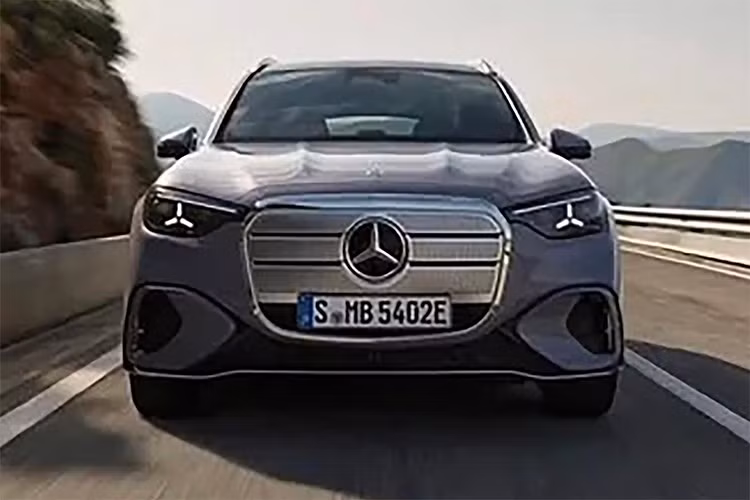 GLC EV gây ấn tượng mạnh với lưới tản nhiệt cỡ lớn viền chrome sáng bóng, bên trong là 942 điểm sáng dạng pixel. Thiết kế này được cho là lấy cảm hứng từ các mẫu Mercedes cổ điển như W108 và Pullman, nhưng đã được tái hiện theo phong cách hiện đại, thậm chí có phần táo bạo so với tổng thể.
