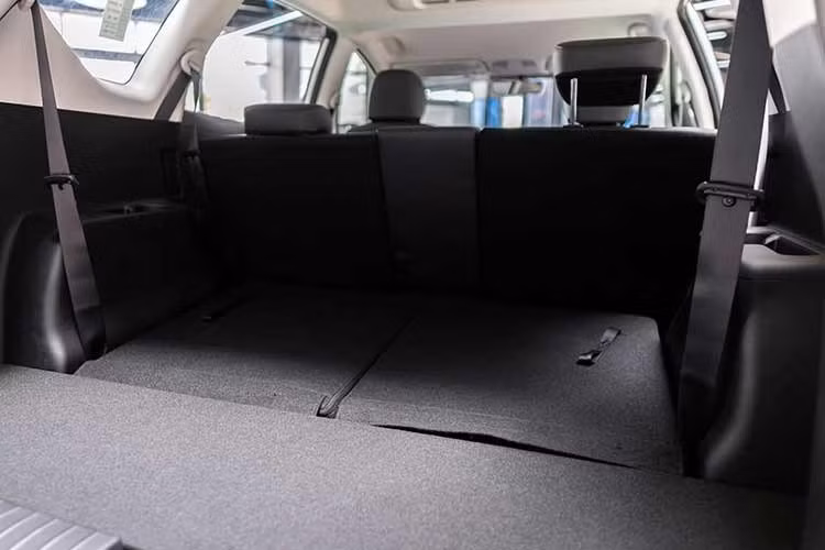Hyundai Stargazer thế hệ hiện tại được nhiều người dùng khen là đầm, chắc và khoang hành khách trong nhóm rộng nhất phân khúc, nhưng thế hệ đầu tiên chưa có sự đột phá về doanh số bán ra trên thị trường, một phần cũng về kiểu dáng “phi thuyền” gây tranh cãi của chiếc xe này.