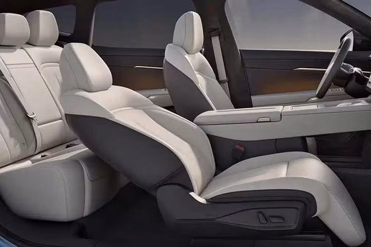 Volkswagen ID.Unyx 08 sở hữu kích thước dài x rộng x cao lần lượt 5.000 x 1.954 x 1.672-1.688 mm và chiều dài cơ sở 3.030 mm. Tuy có kích thước lớn nhưng xe chỉ được trang bị nội thất 2 hàng ghế với 5 chỗ ngồi.
