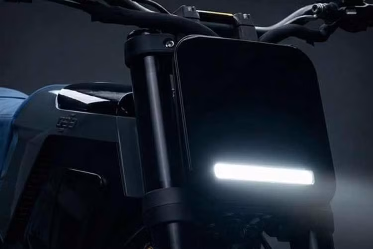 Xe sử dụng bộ pin lithium-ion có dung lượng tối đa 7,1 kWh, dung lượng danh định 6,2 kWh và điện áp hoạt động 72 V. Ngoài ra, xe còn có một pin phụ 12 V để cấp điện cho hệ thống điện tử. Theo công bố của nhà sản xuất, trong điều kiện giao thông đô thị thuần túy, DAB 1 có thể đạt tầm hoạt động tối đa 150 km, trong khi chu trình hỗn hợp theo chuẩn WMTC ghi nhận con số khoảng 120 km.